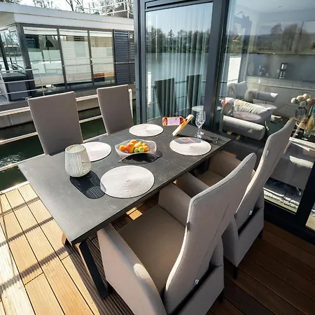 Schoenes Hausboot In Höxter