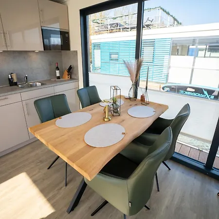 Botel Schoenes Hausboot In *