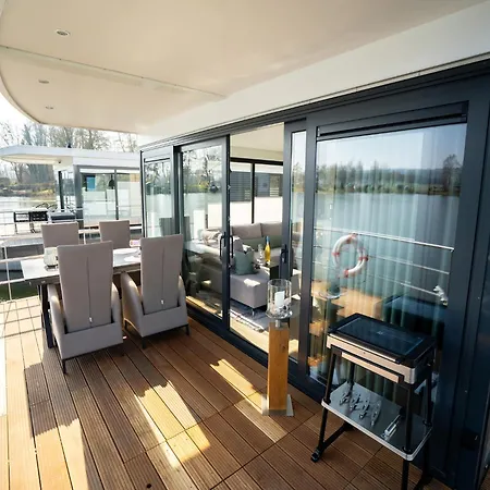 Botel Hausboot In *