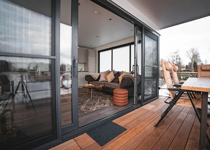 Schoenes Hausboot In Höxter