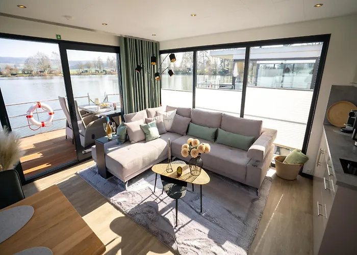 Schoenes Hausboot In *